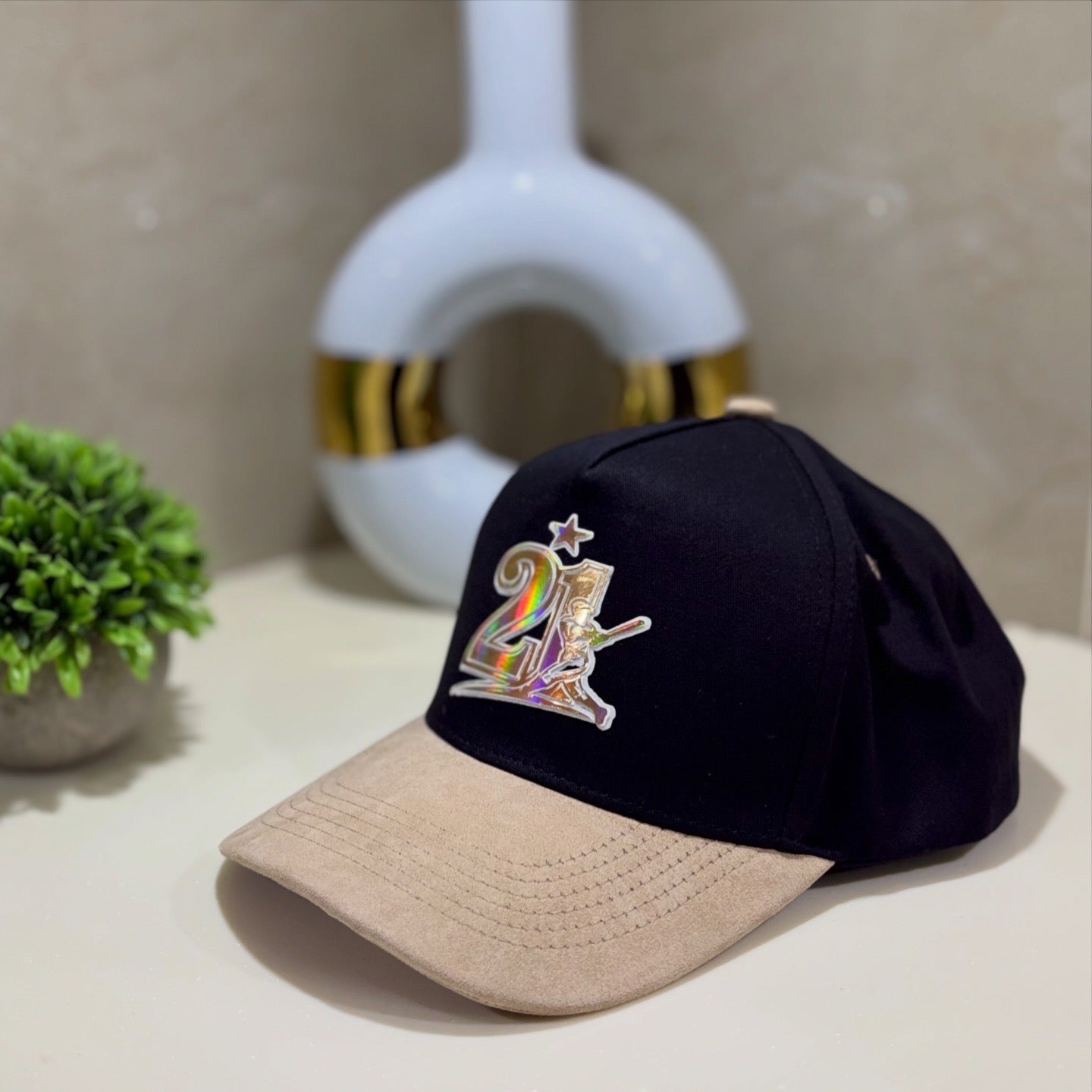 Gorra 21 Edición Especial – Acabado Holográfico Premium