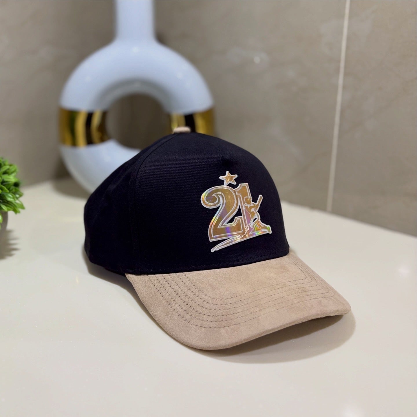 Gorra 21 Edición Especial – Acabado Holográfico Premium
